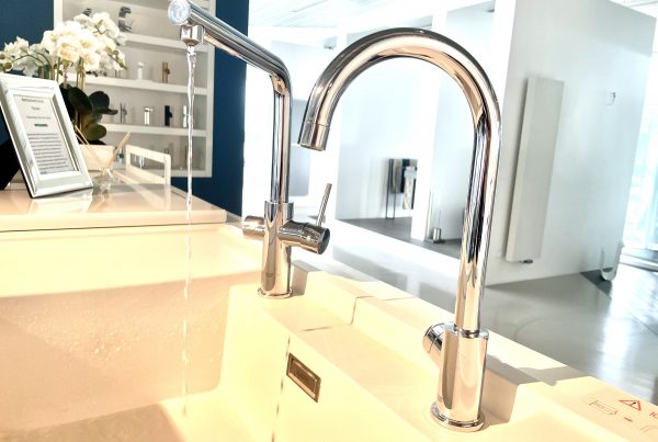 Zwei Armaturen mit einem Wasserfilter.